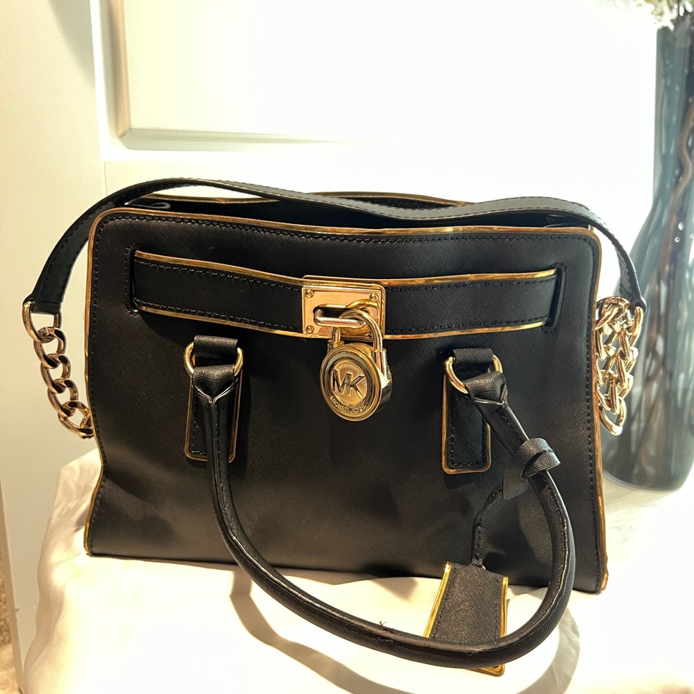 I'm selling this handbag I haven't used for years. It's time to let go.